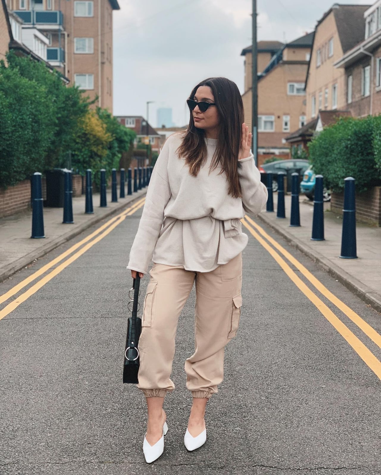 Beige Cargo Joggers With Oversized Sweatshirt And Heels Beige Cargo Joggers With Oversized Sweatshirt And Heels — Beige Joggers Outfits 2027