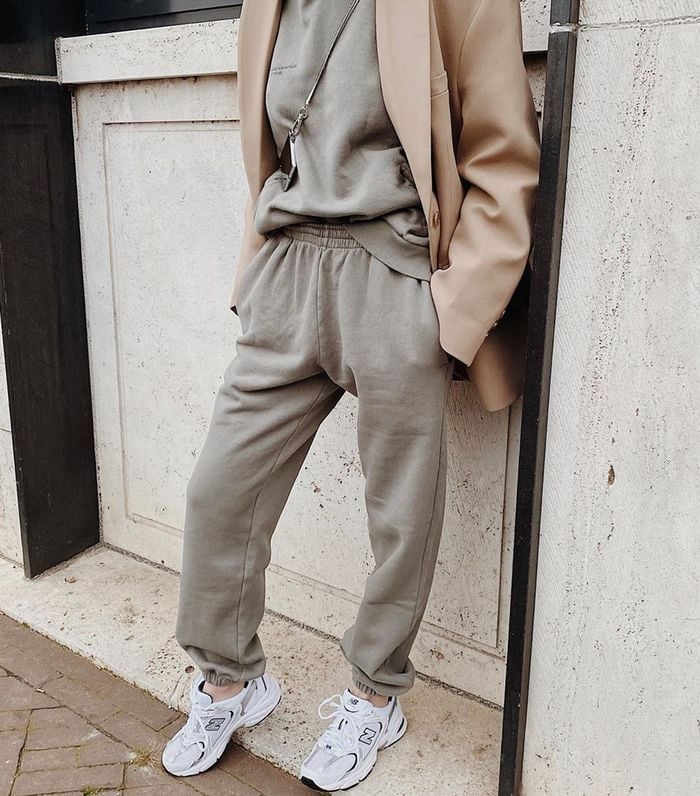 Gray Joggers With Beige Blazer And Gray Sweatshirt Gray Joggers With Beige Blazer And Gray Sweatshirt — Beige Joggers Outfits 2027