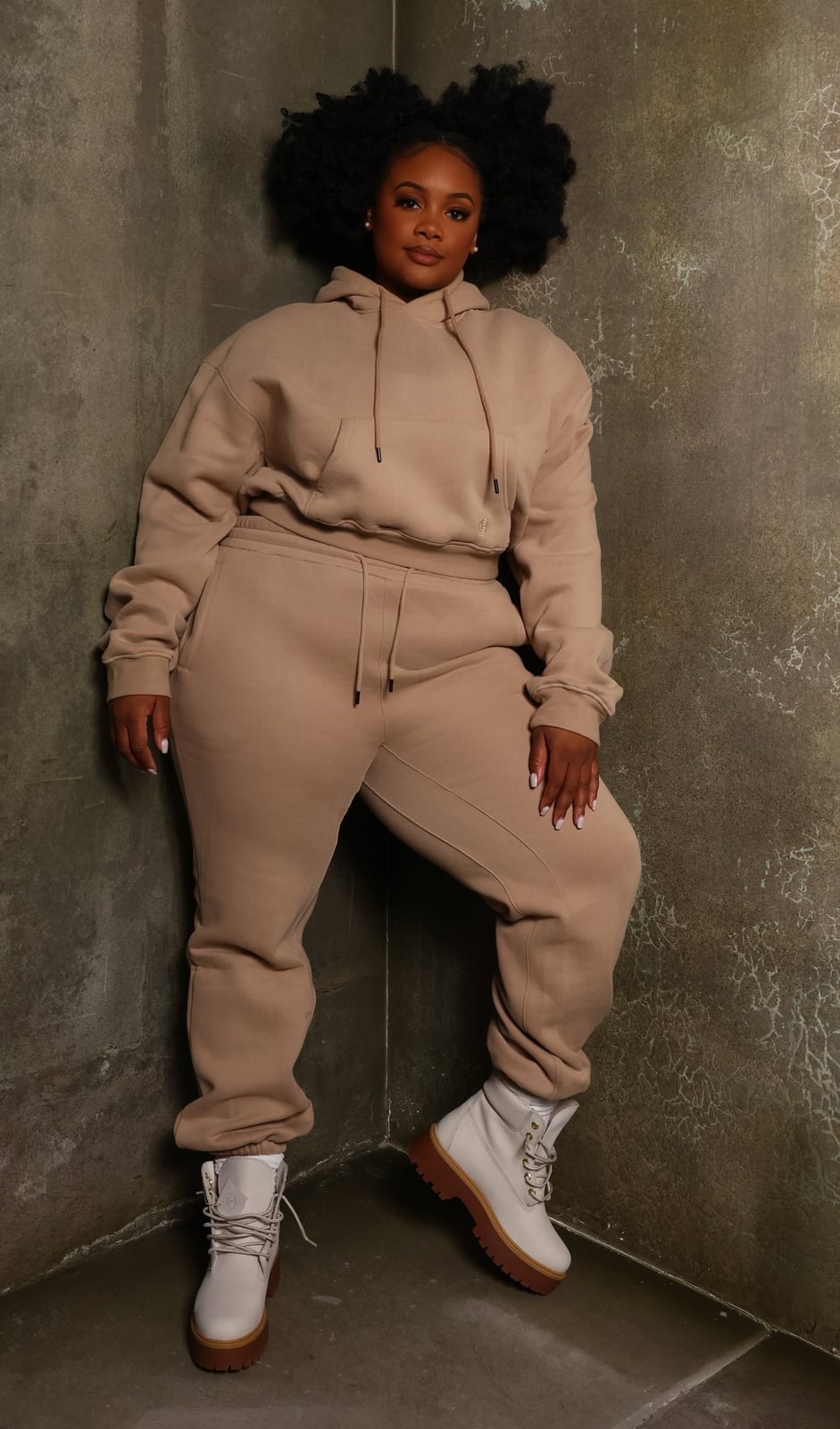 Beige Jogger And Hoodie Set With White Platform Boots Beige Jogger And Hoodie Set With White Platform Boots — Beige Joggers Outfits 2027