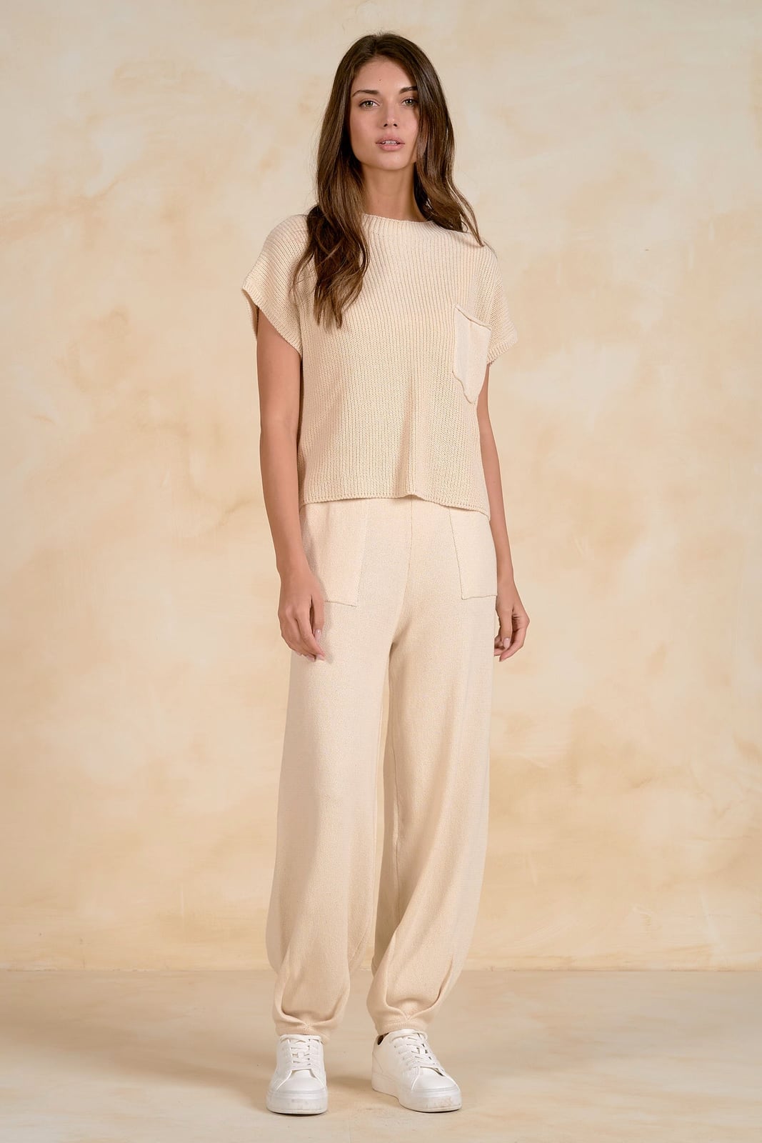 Cream Wide-Leg Joggers With A Short-Sleeve Knit Top Cream Wide-Leg Joggers With A Short-Sleeve Knit Top — Beige Joggers Outfits 2027
