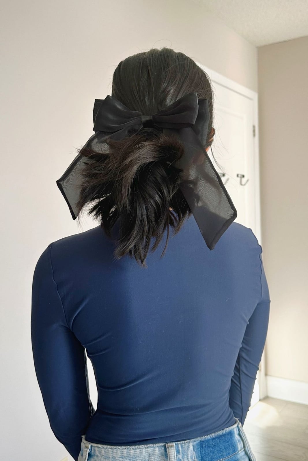 Mid-Back Ponytail With Curtain Bangs and Black Bow Mid-Back Ponytail With Curtain Bangs and Black Bow — Big Hair Bow Hairstyles 2027