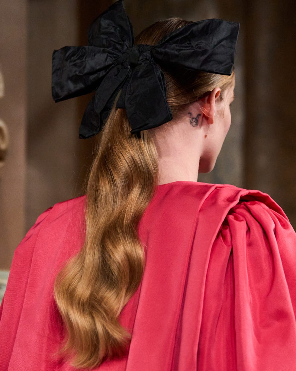 Shoulder Length Ponytail With Large Black Bow Shoulder Length Ponytail With Large Black Bow — Big Hair Bow Hairstyles 2027