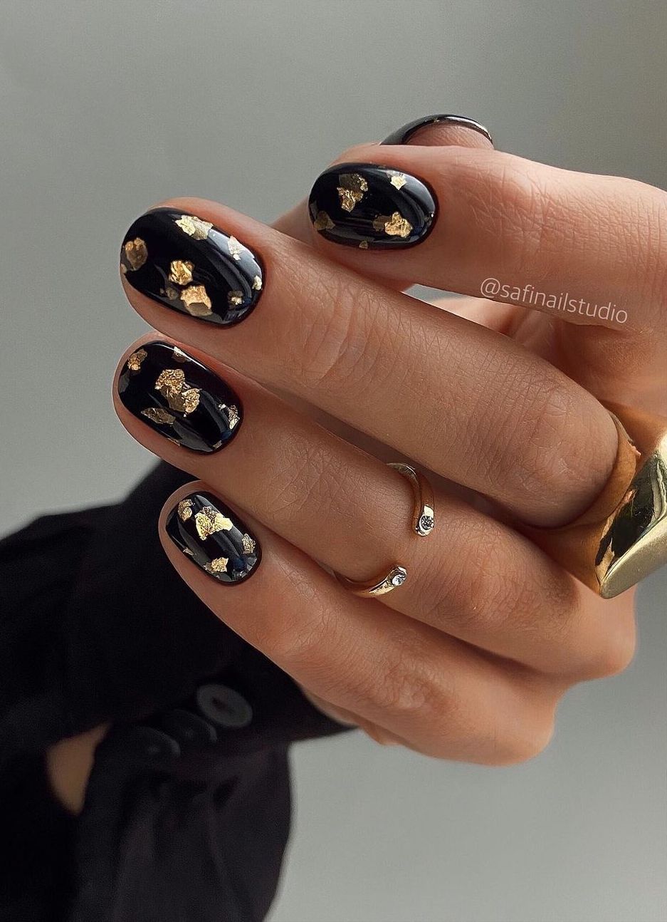 Short Oval Black Nails With Gold Foil Short Oval Black Nails With Gold Foil — Black and Gold Nails 2027