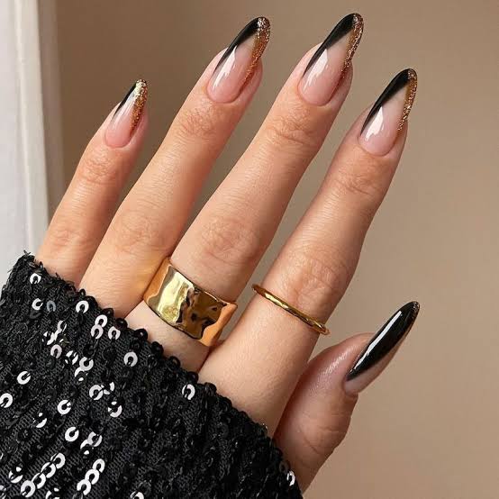 Long Stiletto Black V-Tips Gold Glitter Long Stiletto Black V-Tips Gold Glitter — Black and Gold Nails 2027