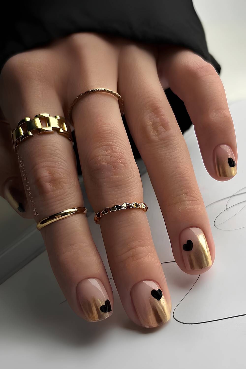 Short Almond Gold Tips With Black Hearts Short Almond Gold Tips With Black Hearts — Black and Gold Nails 2027