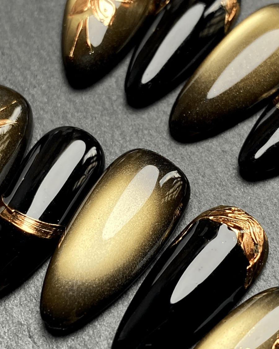 Almond Black Gold Cat-Eye Foil Accents Almond Black Gold Cat-Eye Foil Accents — Black and Gold Nails 2027