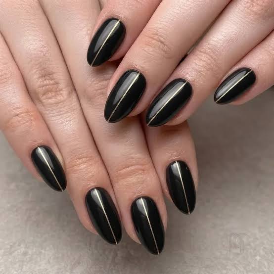 Short Oval Black With Single Gold Line Short Oval Black With Single Gold Line — Black and Gold Nails 2027