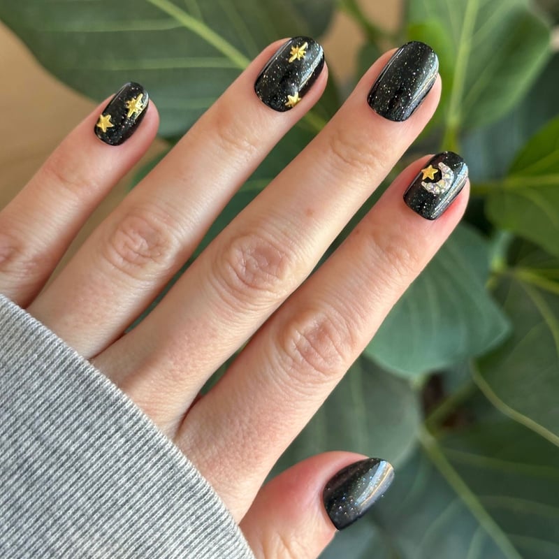 Short Round Black Glitter With Gold Charms Short Round Black Glitter With Gold Charms — Black and Gold Nails 2027