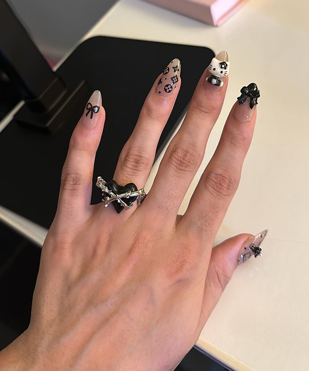 Short Oval Glossy Black 3D Hello Kitty Charm Nails Short Oval Glossy Black 3D Hello Kitty Charm Nails — Black Hello Kitty Nails 2027