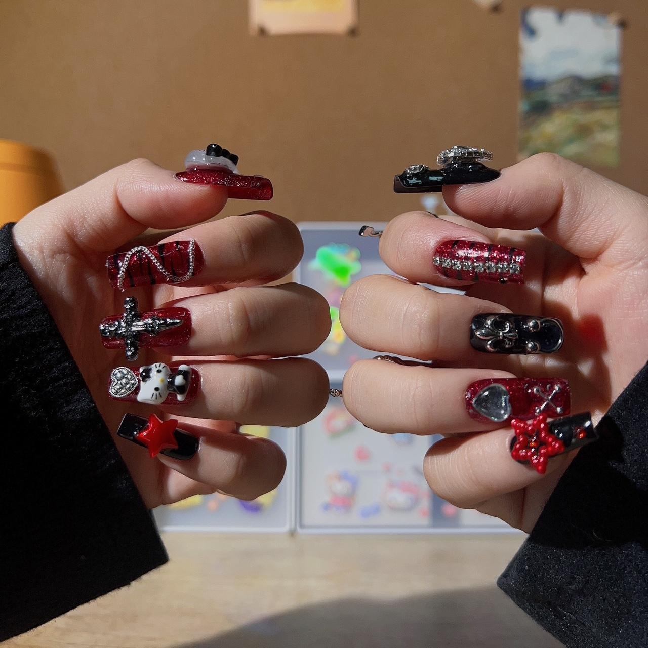 Medium Square Black Red Glitter Hello Kitty Charm Nails Medium Square Black Red Glitter Hello Kitty Charm Nails — Black Hello Kitty Nails 2027