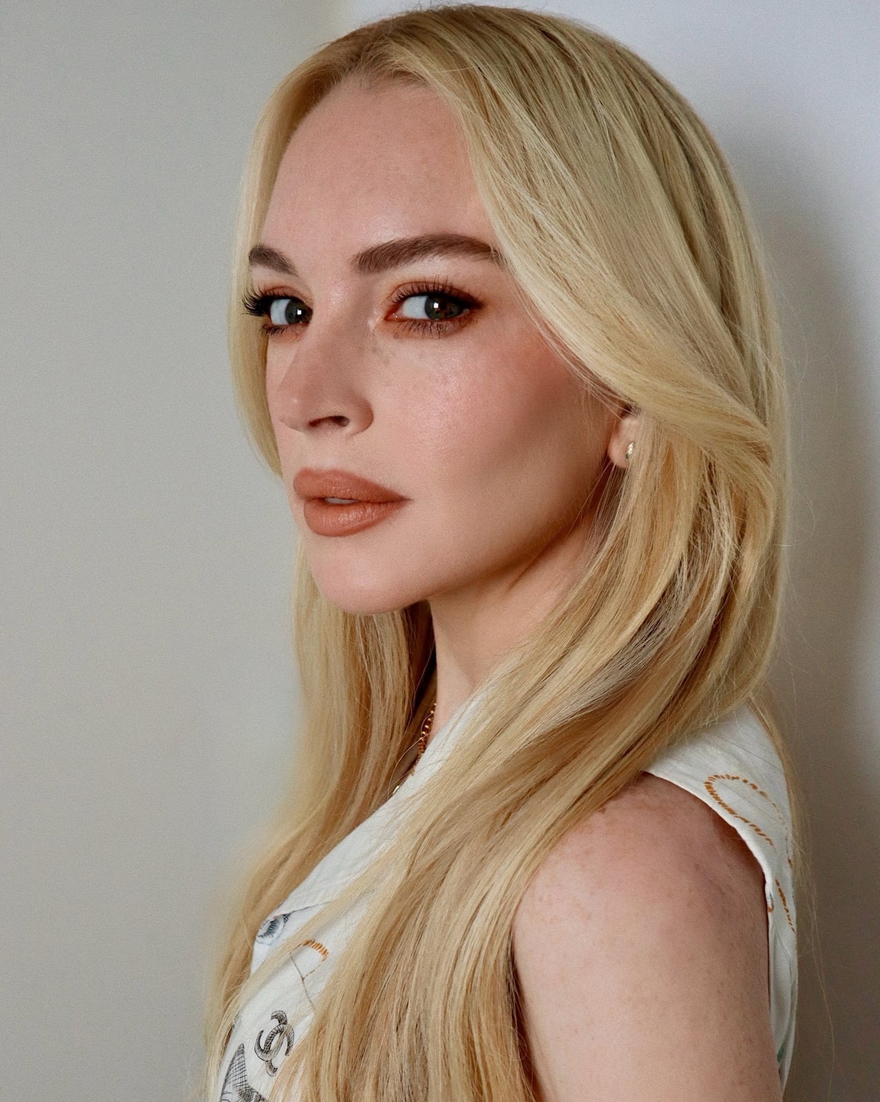 Platinum Blonde Shoulder Length With Side Swept Bangs Platinum Blonde Shoulder Length With Side Swept Bangs — Blonde Hair 2027 for Brown Eyes