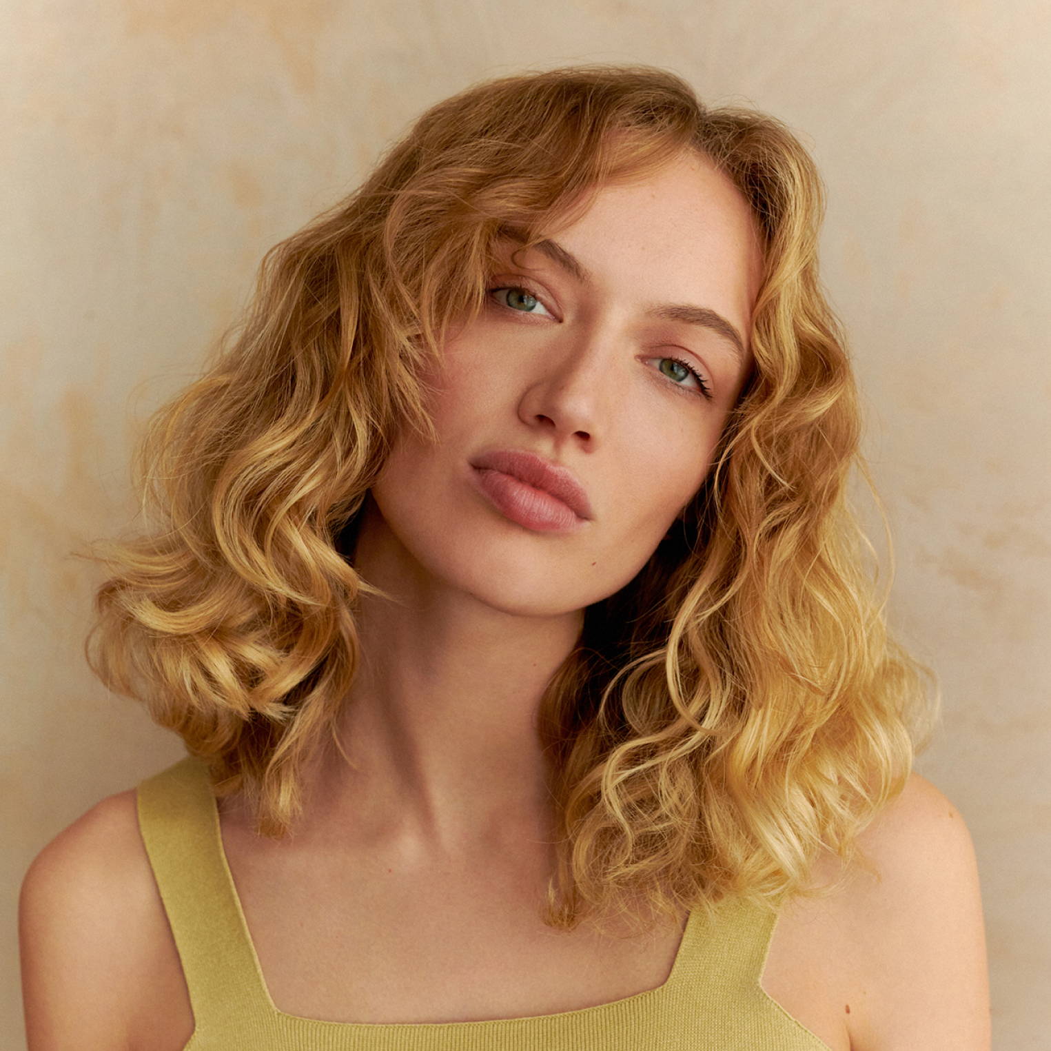 Collarbone Honey Blonde With Loose Curls Collarbone Honey Blonde With Loose Curls — Blonde Hair 2027 for Olive Skin