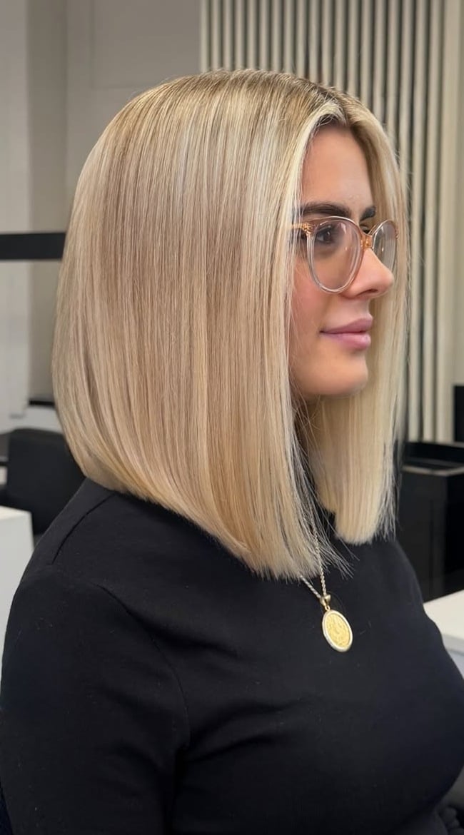 15 Shoulder-Length Haircuts for Straight Hair : Blunt Champagne Blonde Long Bob