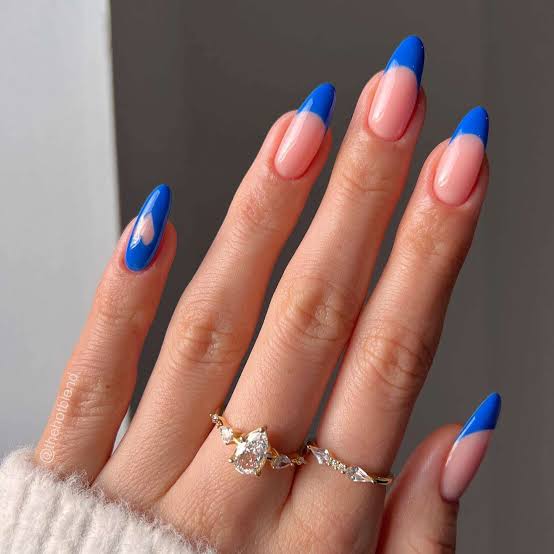 Sheer Pink Base Blue French Tips With Heart, миндальные Sheer Pink Base Blue French Tips With Heart, миндальные — Blue French Tip Nails 2027