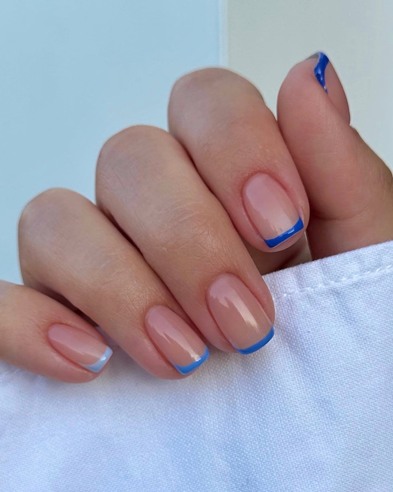 Short Square Sheer Nude Vibrant Blue French Tip, квадрат Short Square Sheer Nude Vibrant Blue French Tip, квадрат — Blue French Tip Nails 2027