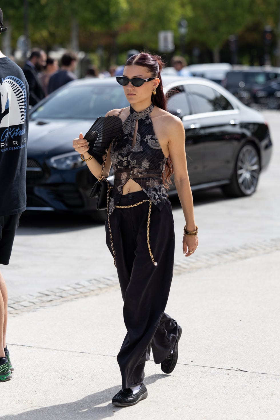 Gold chain belt with patterned halter top and wide-leg pants Gold chain belt with patterned halter top and wide-leg pants — Body Chain Outfits 2027