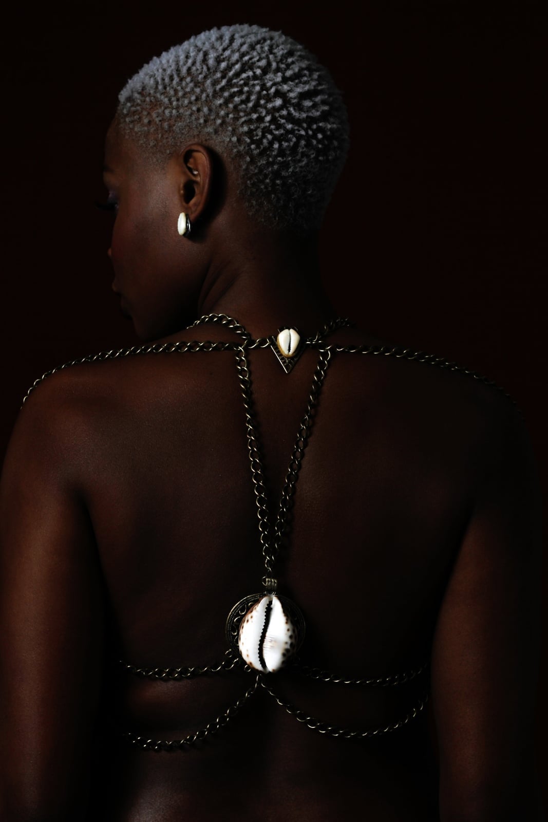 Shell pendant body chain across a bare back Shell pendant body chain across a bare back — Body Chain Outfits 2027
