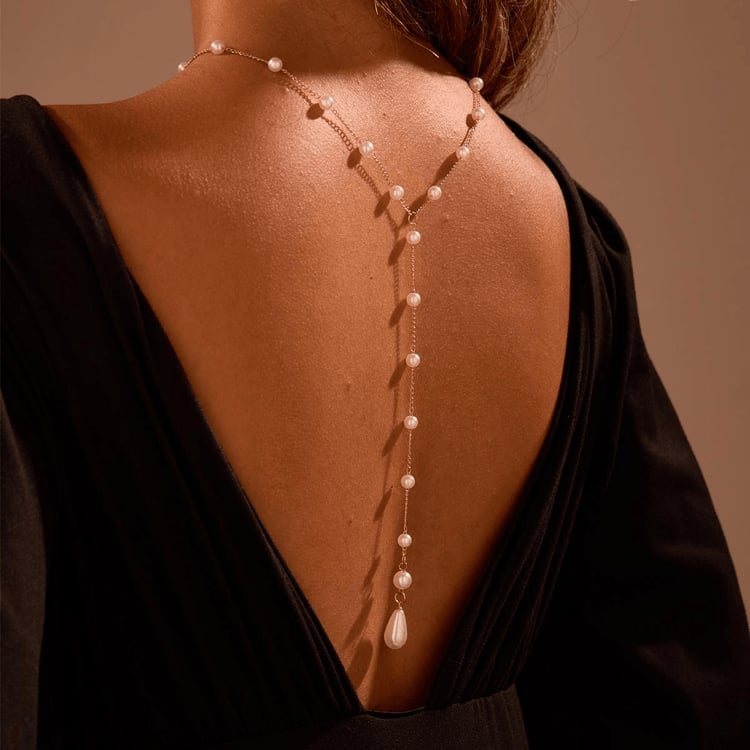 Lariat pearl necklace as a back detail on low-back dress Lariat pearl necklace as a back detail on low-back dress — Body Chain Outfits 2027