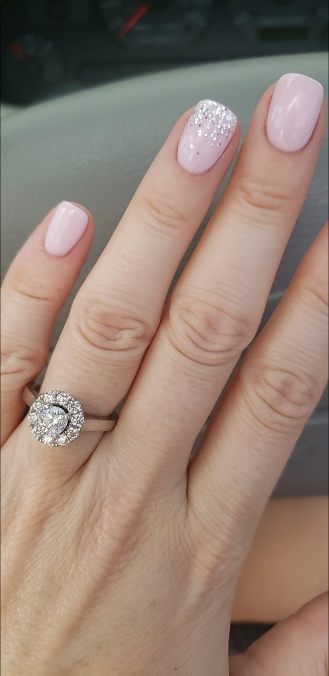 Short Oval Nails With Pale Pink and Glitter Accent Short Oval Nails With Pale Pink and Glitter Accent — Bridal Shower Nails 2027