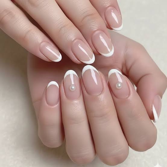 Short Oval Nails With Nude Base and Pearl Accent Short Oval Nails With Nude Base and Pearl Accent — Bridal Shower Nails 2027