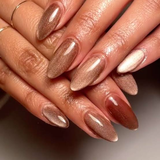 Warm Metallic Bronze Cat-Eye Medium Almond Nails Warm Metallic Bronze Cat-Eye Medium Almond Nails — Bronze Nails 2027