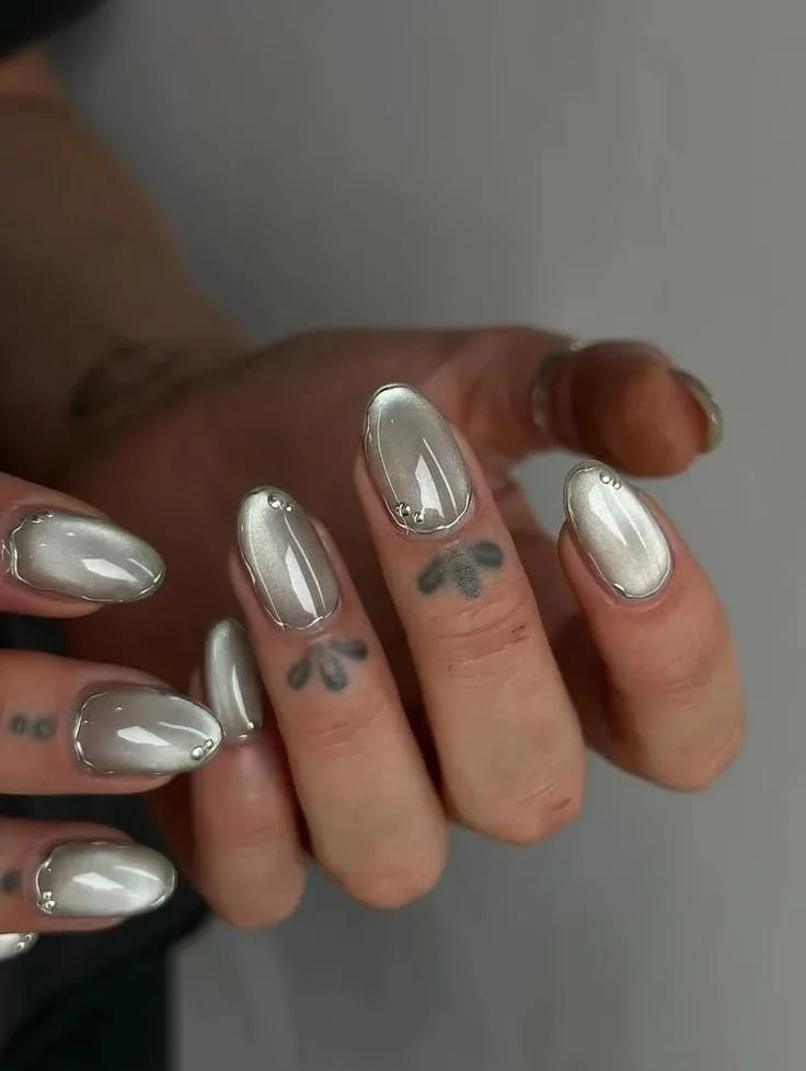 Medium Oval Blue Cat Eye with Silver Undertone Medium Oval Blue Cat Eye with Silver Undertone — Cat Eye Chrome Nails 2027