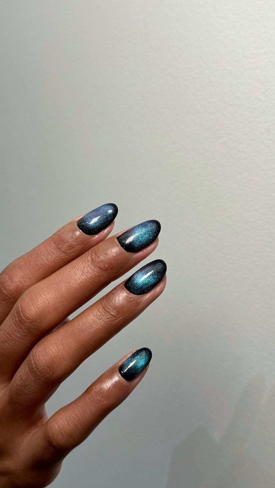 Oval Dark Base Blue-Green Cat Eye Chrome-like Oval Dark Base Blue-Green Cat Eye Chrome-like — Cat Eye Chrome Nails 2027