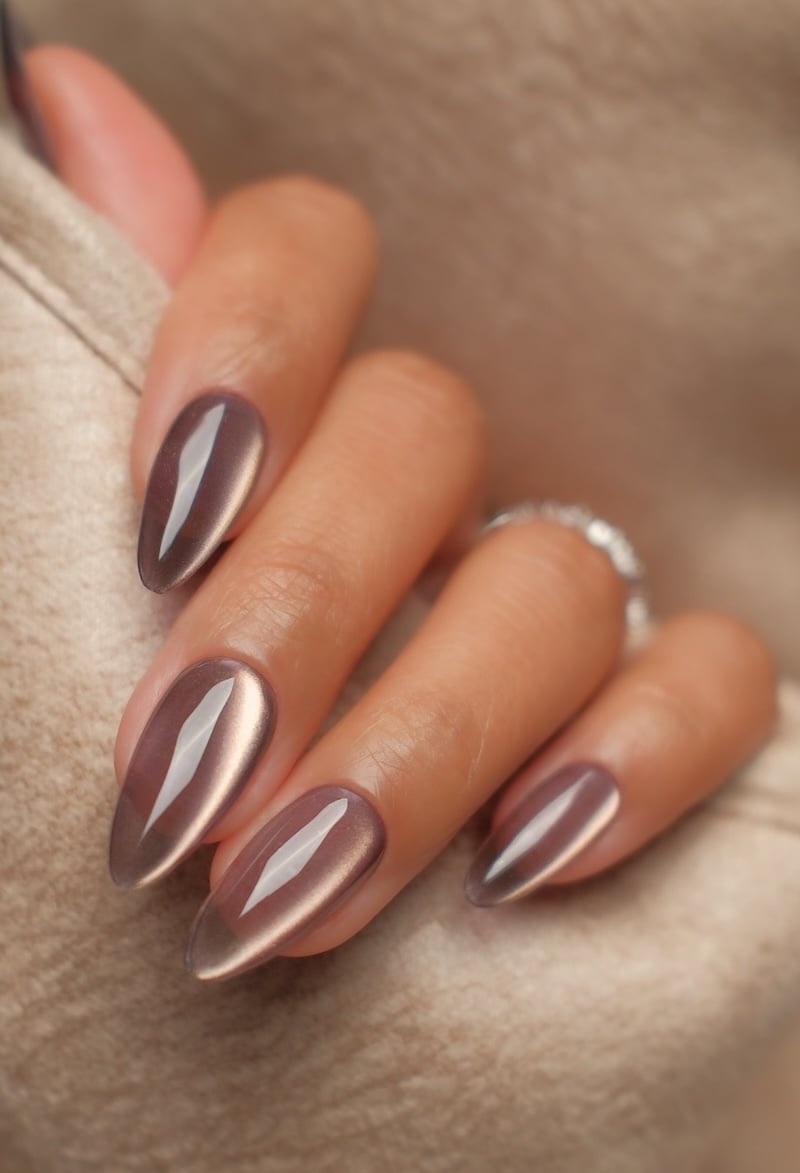Medium Almond Brown Gold Cat Eye Chrome Medium Almond Brown Gold Cat Eye Chrome — Cat Eye Chrome Nails 2027