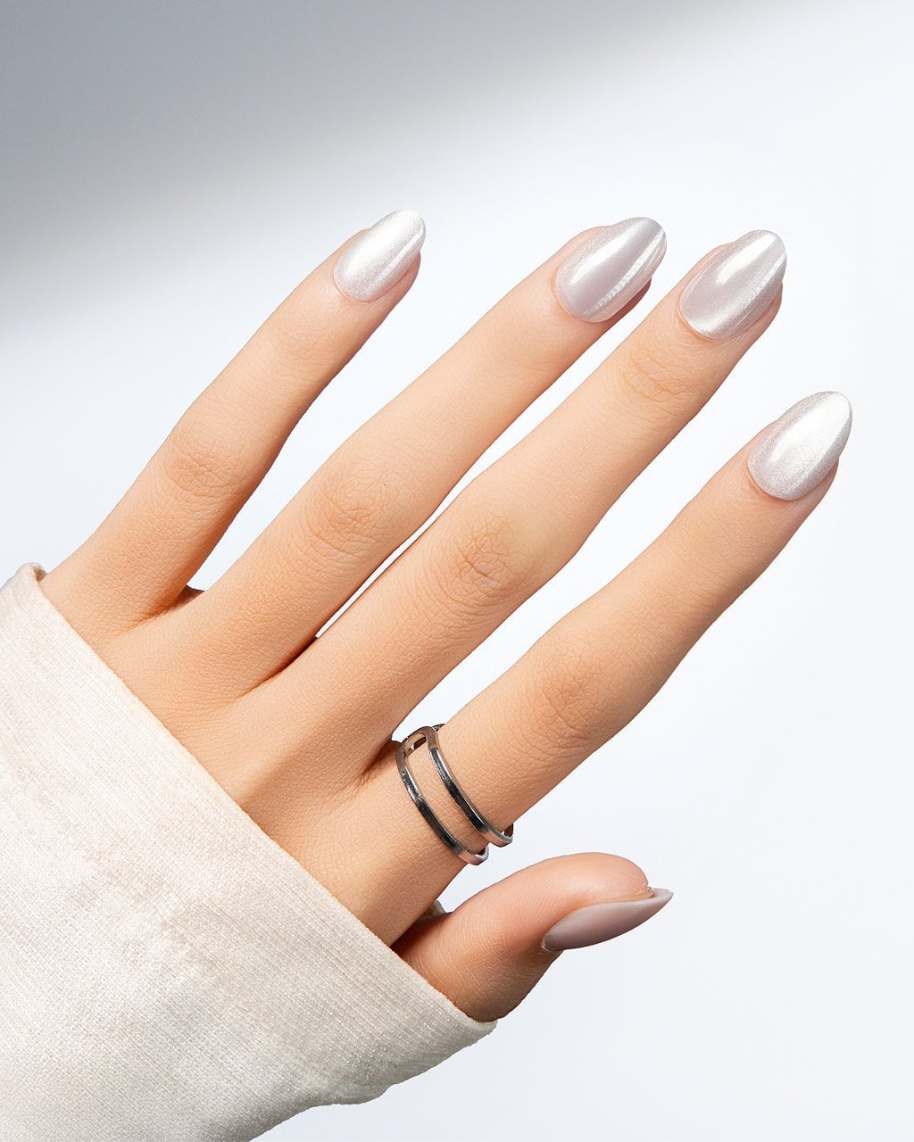 Almond White Silver Cat Eye Chrome Almond White Silver Cat Eye Chrome — Cat Eye Chrome Nails 2027