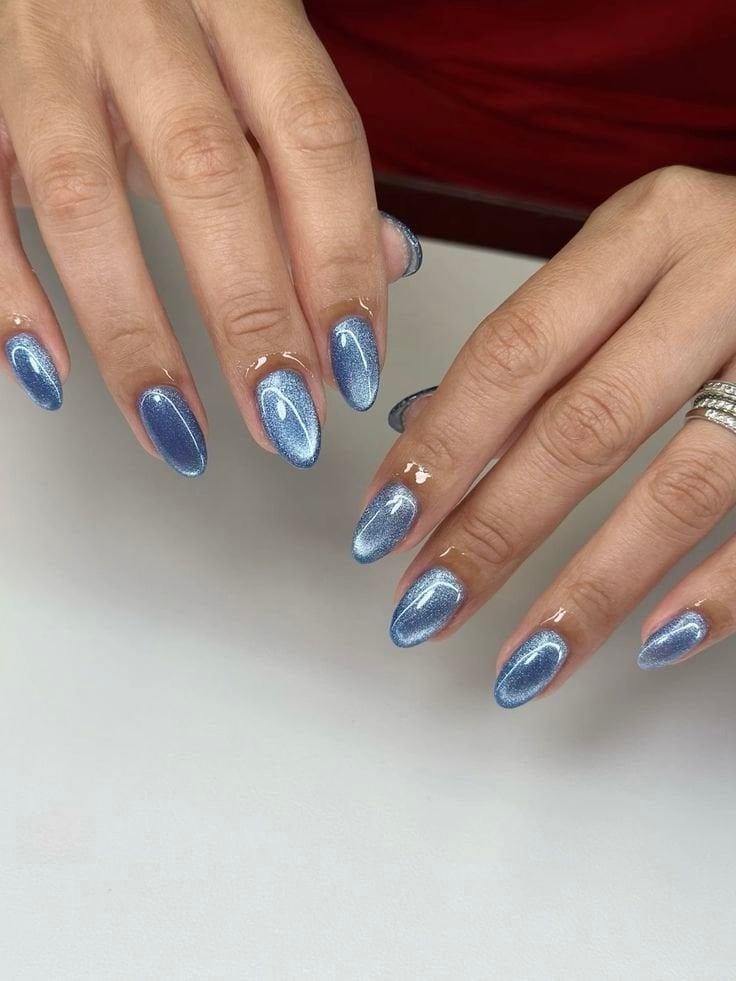 Medium Oval Blue Cat Eye with Silver Undertone, Close-Up Take Medium Oval Blue Cat Eye with Silver Undertone, Close-Up Take — Cat Eye Chrome Nails 2027