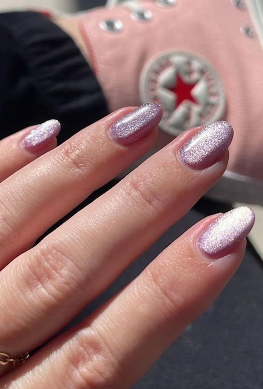 Short-Medium Oval Pale Pink Iridescent Cat Eye Shimmer Short-Medium Oval Pale Pink Iridescent Cat Eye Shimmer — Cat Eye Chrome Nails 2027