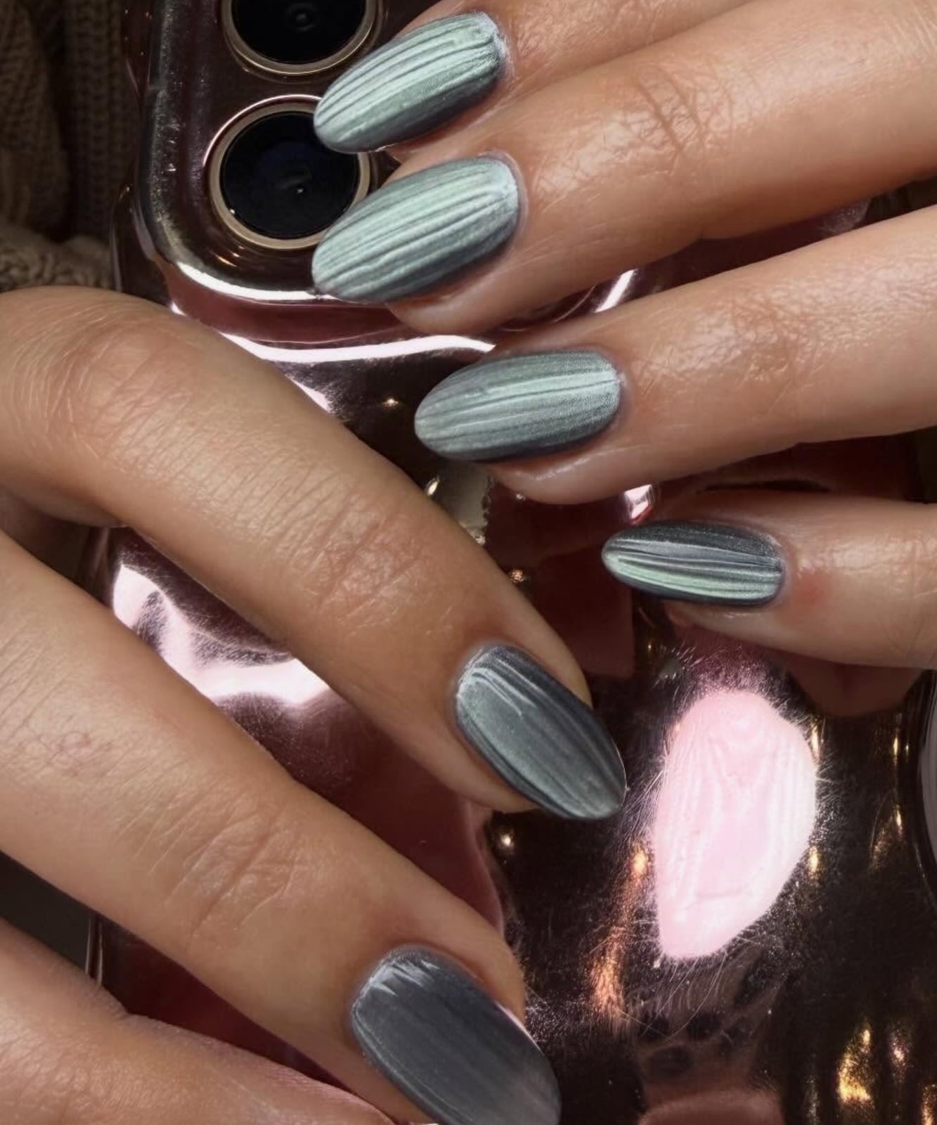 Medium Oval Gray Silver Striped Chrome Metallic Medium Oval Gray Silver Striped Chrome Metallic — Cat Eye Chrome Nails 2027