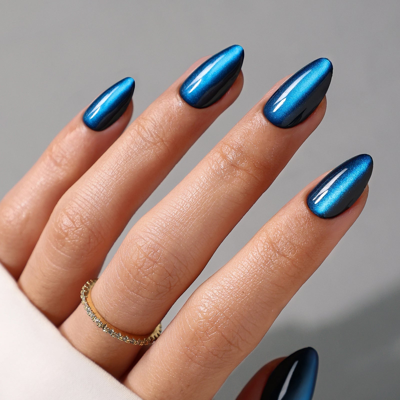 Deep Blue Black Gradient Cat Eye Chrome Short Almond, Full Cover Deep Blue Black Gradient Cat Eye Chrome Short Almond, Full Cover — Cat Eye Chrome Nails 2027
