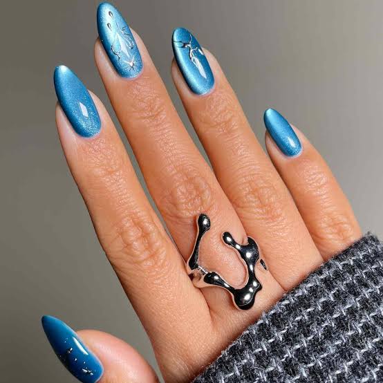 Medium Almond Vibrant Blue Cat Eye Chrome with Silver Foil Medium Almond Vibrant Blue Cat Eye Chrome with Silver Foil — Cat Eye Chrome Nails 2027