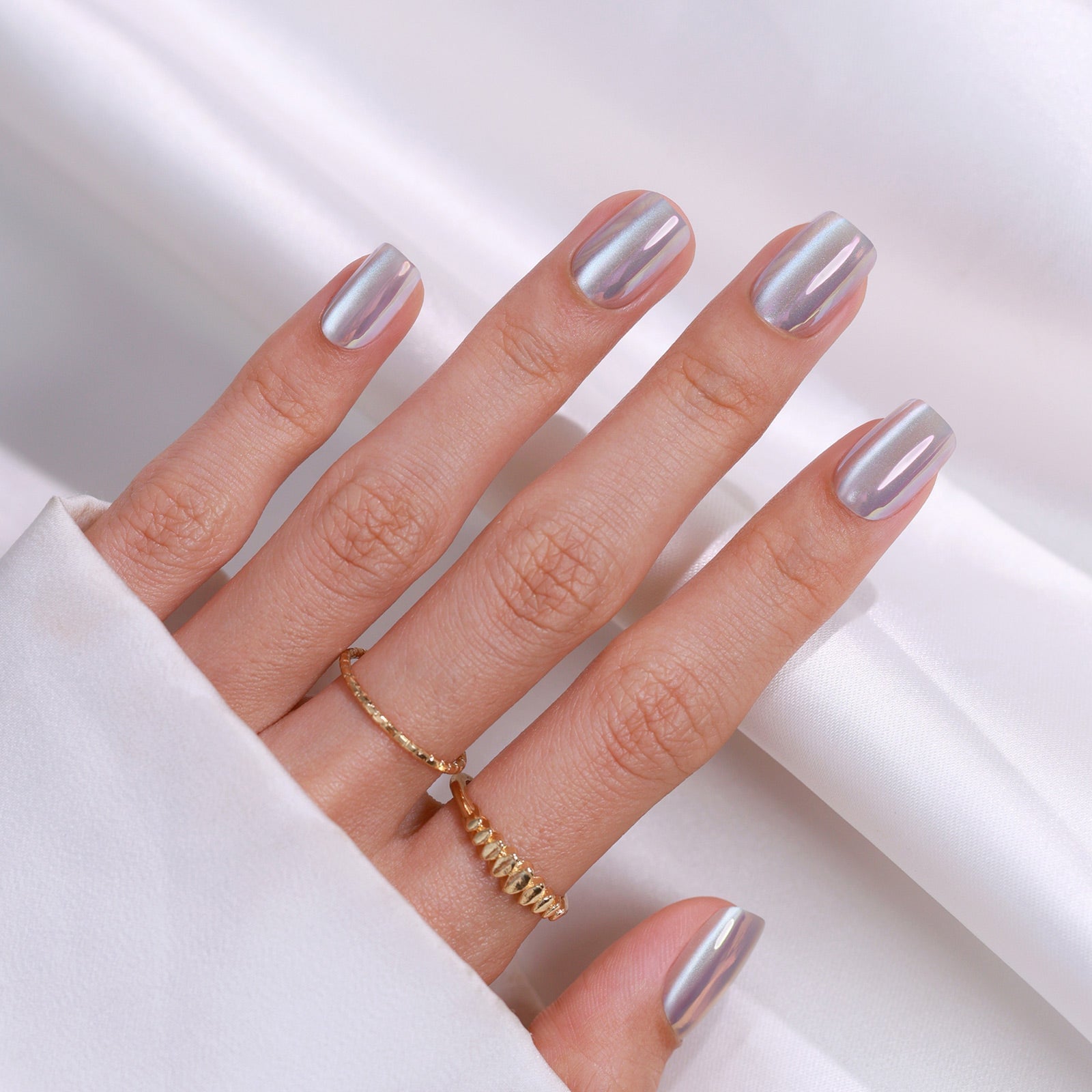 Medium Square Iridescent White Lilac Blue Shift Chrome Medium Square Iridescent White Lilac Blue Shift Chrome — Cat Eye Chrome Nails 2027