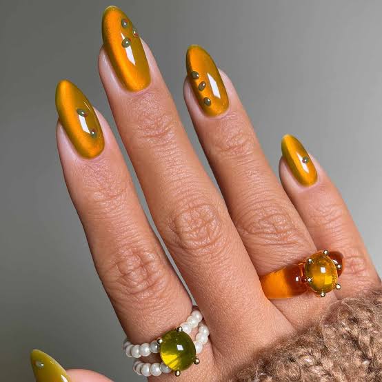 Medium Almond Ochre Yellow Brown Cat Eye with Dots Medium Almond Ochre Yellow Brown Cat Eye with Dots — Cat Eye Chrome Nails 2027