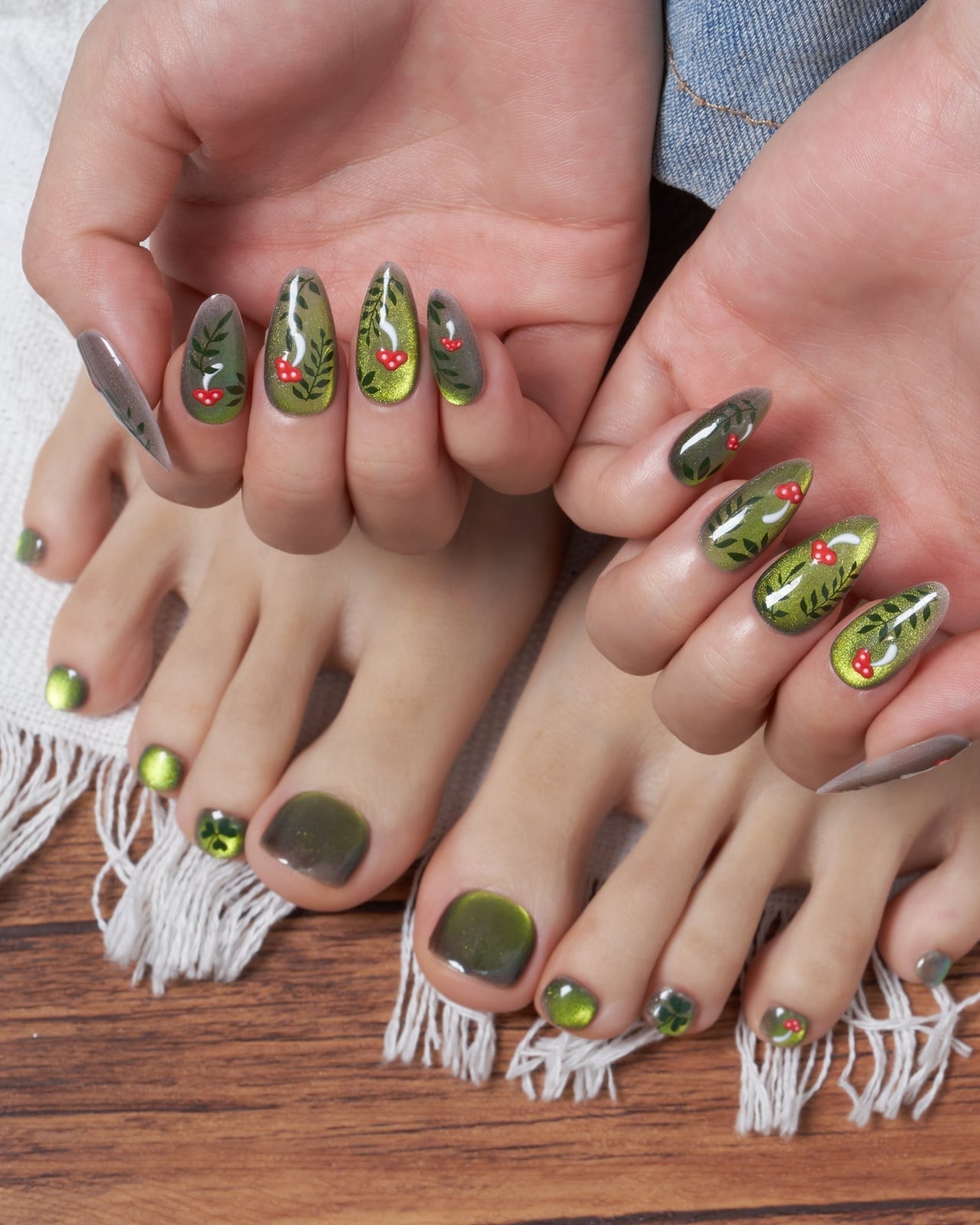Green Cat Eye with Autumnal Accents Green Cat Eye with Autumnal Accents — Cat Eye Toe Nails 2027