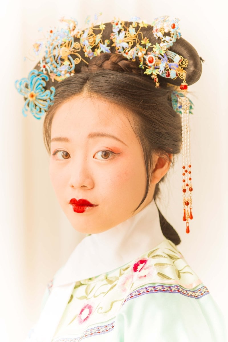 Updo With Side-Swept Bang and Historical Headpiece Updo With Side-Swept Bang and Historical Headpiece — Chinese Wedding Hairstyles 2027