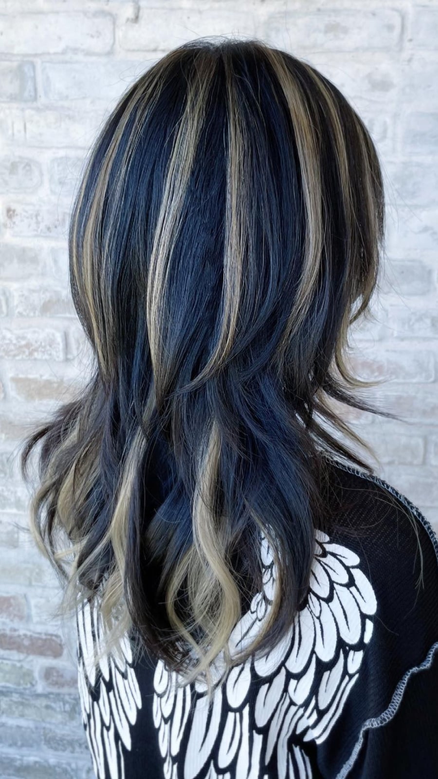 Mid-Back Wavy With Dark Blue Base and Chunky Blonde — Chunky Blonde Highlights on Dark Hair 2027