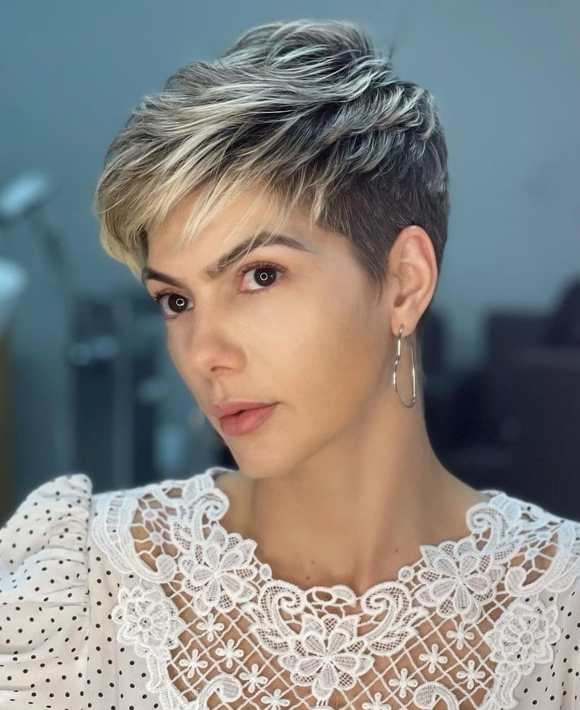 Layered Pixie With Platinum Chunky Highlights Layered Pixie With Platinum Chunky Highlights — Chunky Highlights Pixie 2027