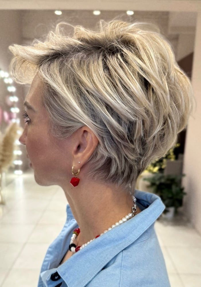 Feathered Pixie With Pearl Blonde Highlights Feathered Pixie With Pearl Blonde Highlights — Chunky Highlights Pixie 2027