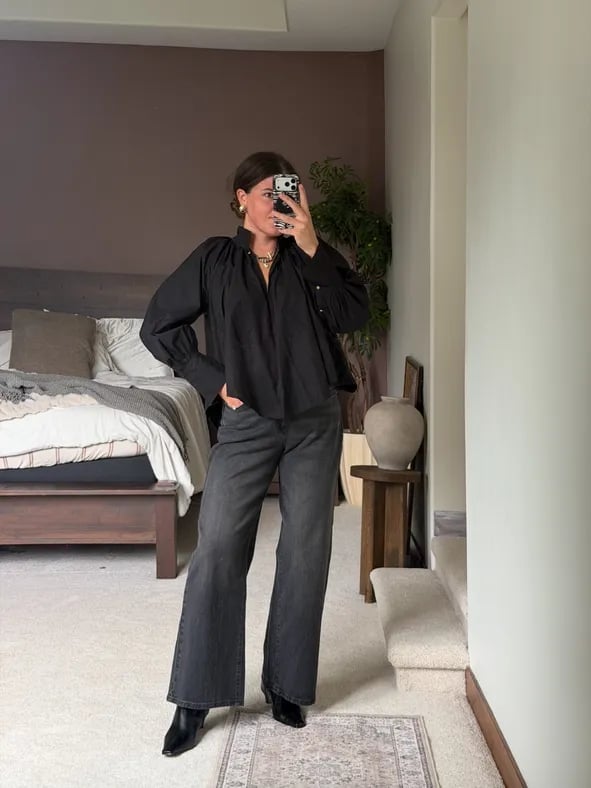 Voluminous Blouse With Gray Bootcut Jeans, Pointed Black Boots Voluminous Blouse With Gray Bootcut Jeans, Pointed Black Boots — Church Bootcut Jeans Outfits 2027