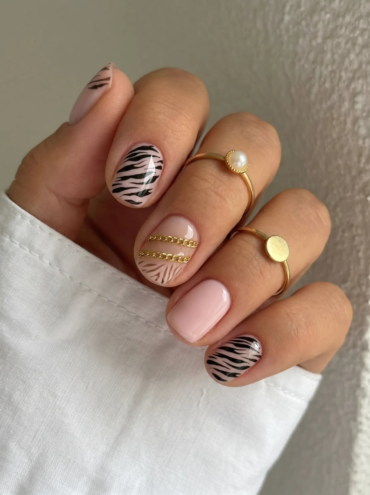 Pale Pink Zebra Print Gold Chain Short Square Nails Pale Pink Zebra Print Gold Chain Short Square Nails — Classy Short Nails 2027