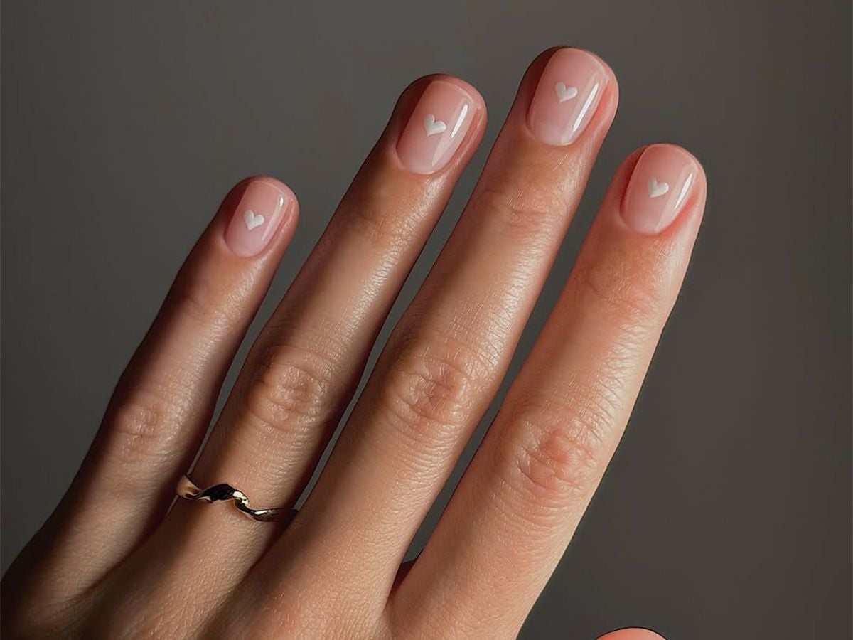 Short Oval Sheer Nude Heart Accent Nails Short Oval Sheer Nude Heart Accent Nails — Clear Nails 2027