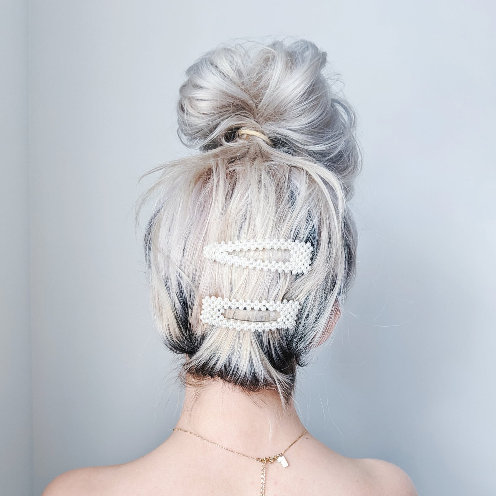 High Messy Bun With Pearl Barrettes High Messy Bun With Pearl Barrettes — Clips Easy Hairstyles 2027