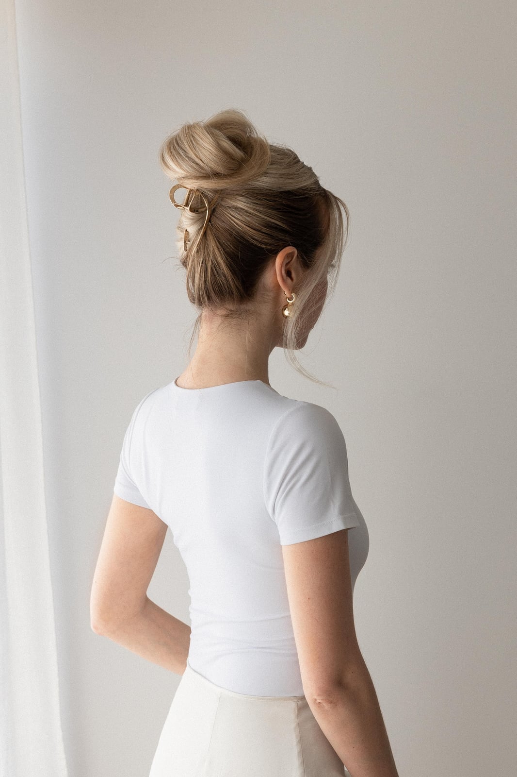 Twisted Updo With Geometric Gold Clip, Blonde Twisted Updo With Geometric Gold Clip, Blonde — Clips Easy Hairstyles 2027