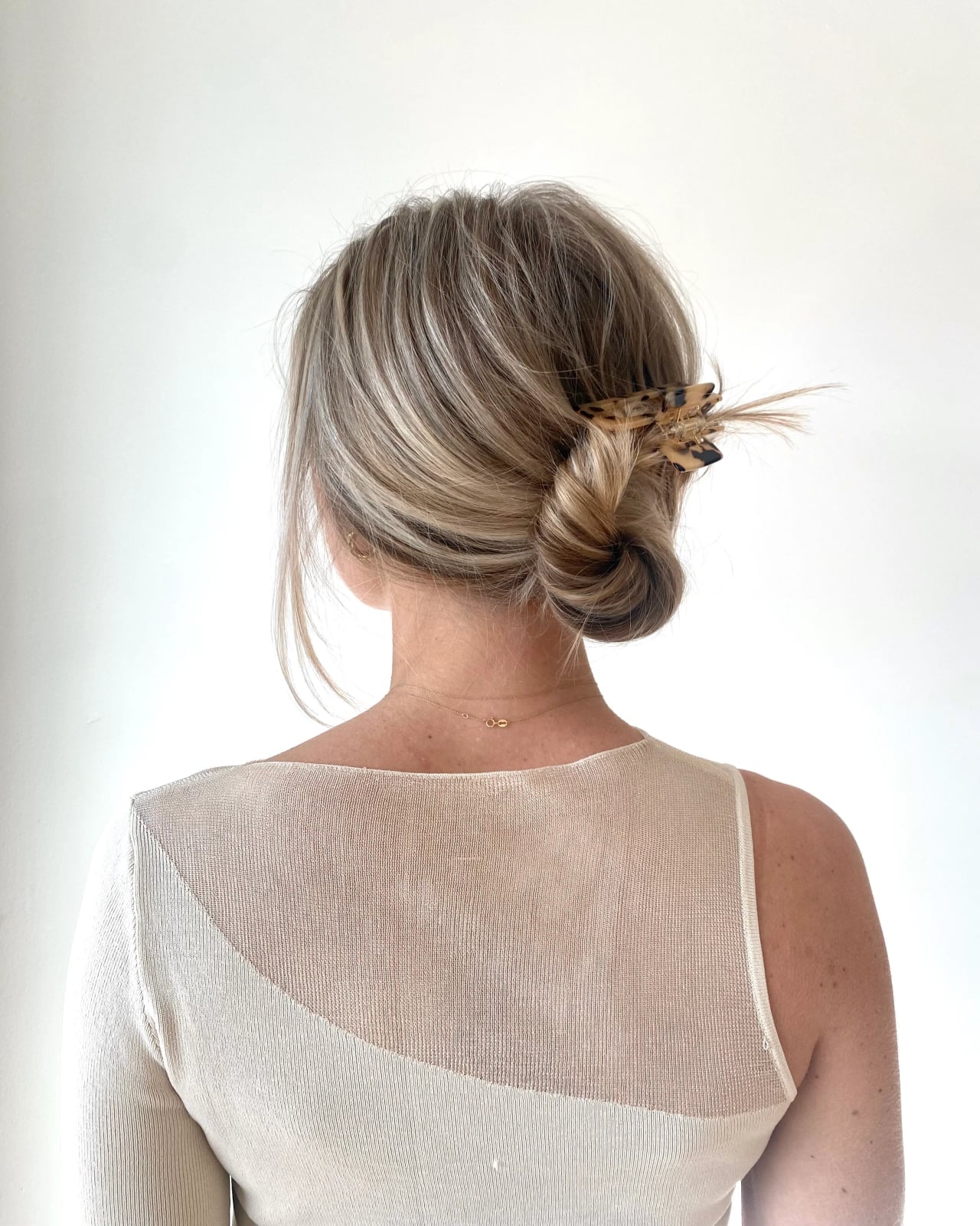 Sleek Low Bun With Leopard Print Clip Sleek Low Bun With Leopard Print Clip — Clips Easy Hairstyles 2027