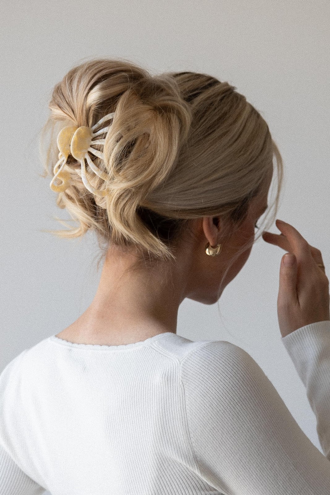 Casual Messy Bun With Curved Clip Casual Messy Bun With Curved Clip — Clips Easy Hairstyles 2027