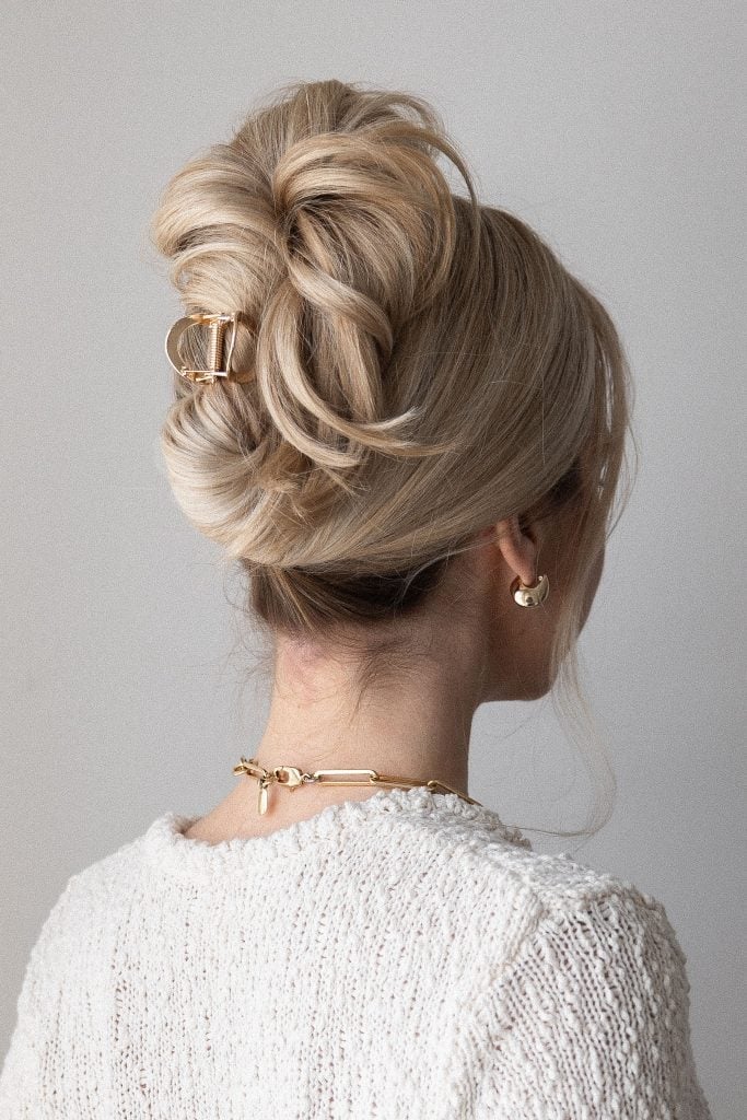 Voluminous Messy Bun With Gold Clip Voluminous Messy Bun With Gold Clip — Clips Easy Hairstyles 2027