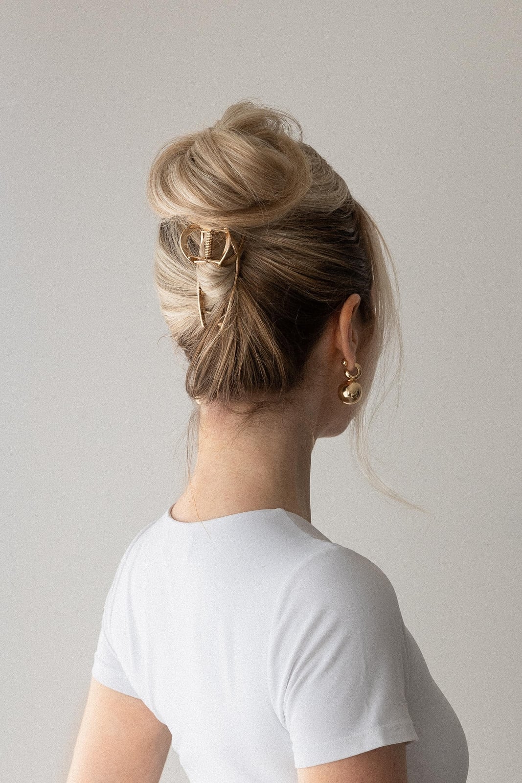 Polished Updo With Geometric Clip, Mid-Back Polished Updo With Geometric Clip, Mid-Back — Clips Easy Hairstyles 2027